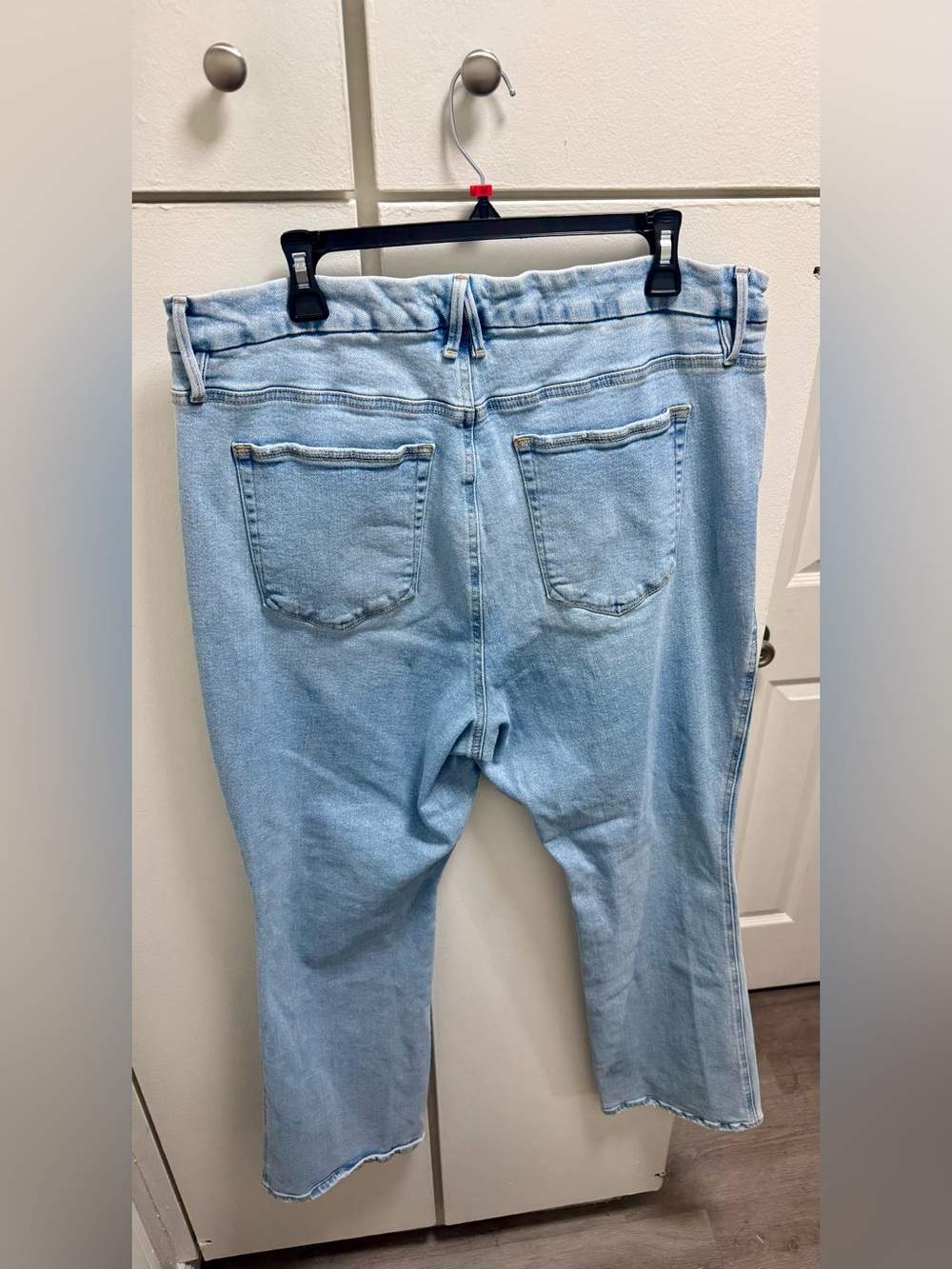Good American Light Wash Cropped Raw Hem Jeans Size 18 - Picture 4 of 6